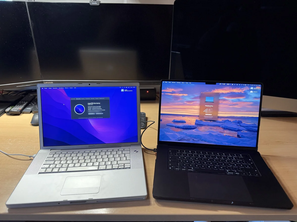 Silbernes MacBook Pro von 2008 neben einem schwarzen MacBook Pro von 2024, beide eingeschaltet