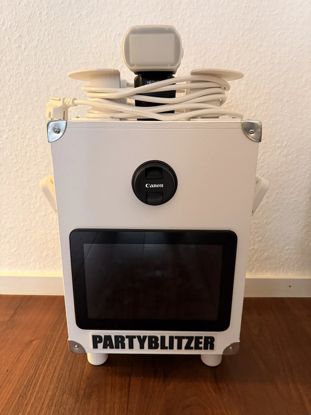 Der Partyblitzer: selbstgebaute weiße Fotobox mit Kamera, Blitz und Bildschirm