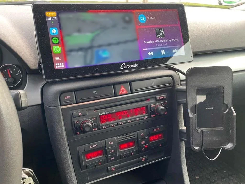 Armaturenbrett eines Audi A4 B6 mit nachgerüstetem Carpuride-Display und einem gedruckten Handyhalter daneben