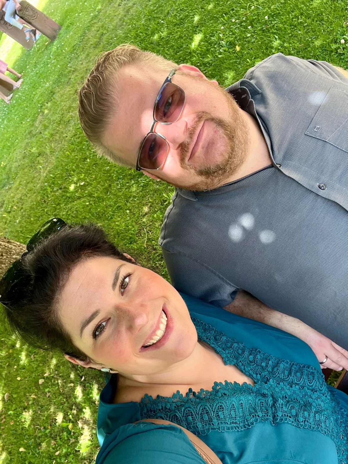 Markus mit seiner Frau Miriam, Selfie auf einer Wiese