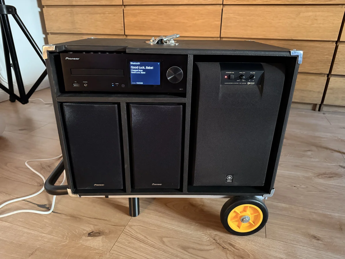 Fahrbare Musikbox mit Receiver, zwei Lautsprechern und Subwoofer