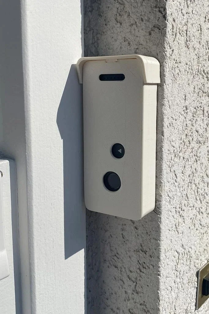 Gedrucktes weißes Gehäuse mit Regendach für ein NUKI Keypad 2.0 an einer verputzten Hauswand
